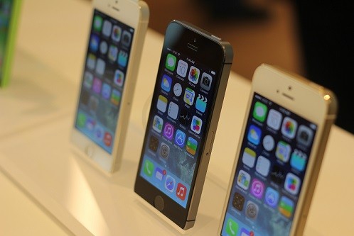 Apple Looks To Boost iPhone Sales With Reward Program For Retail Staff
