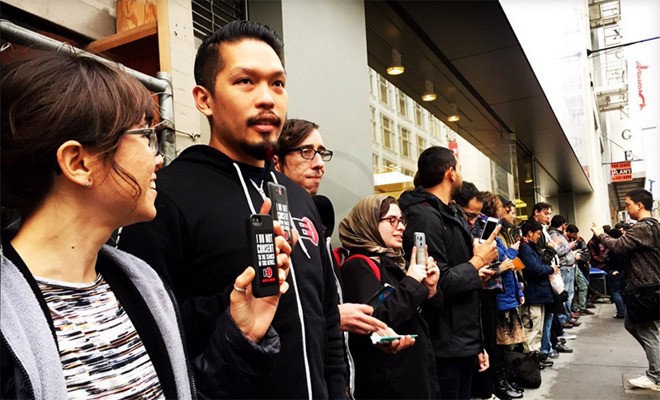 Protestors Gather At San Francisco Apple Store To Support Fight Against Government Backdoors