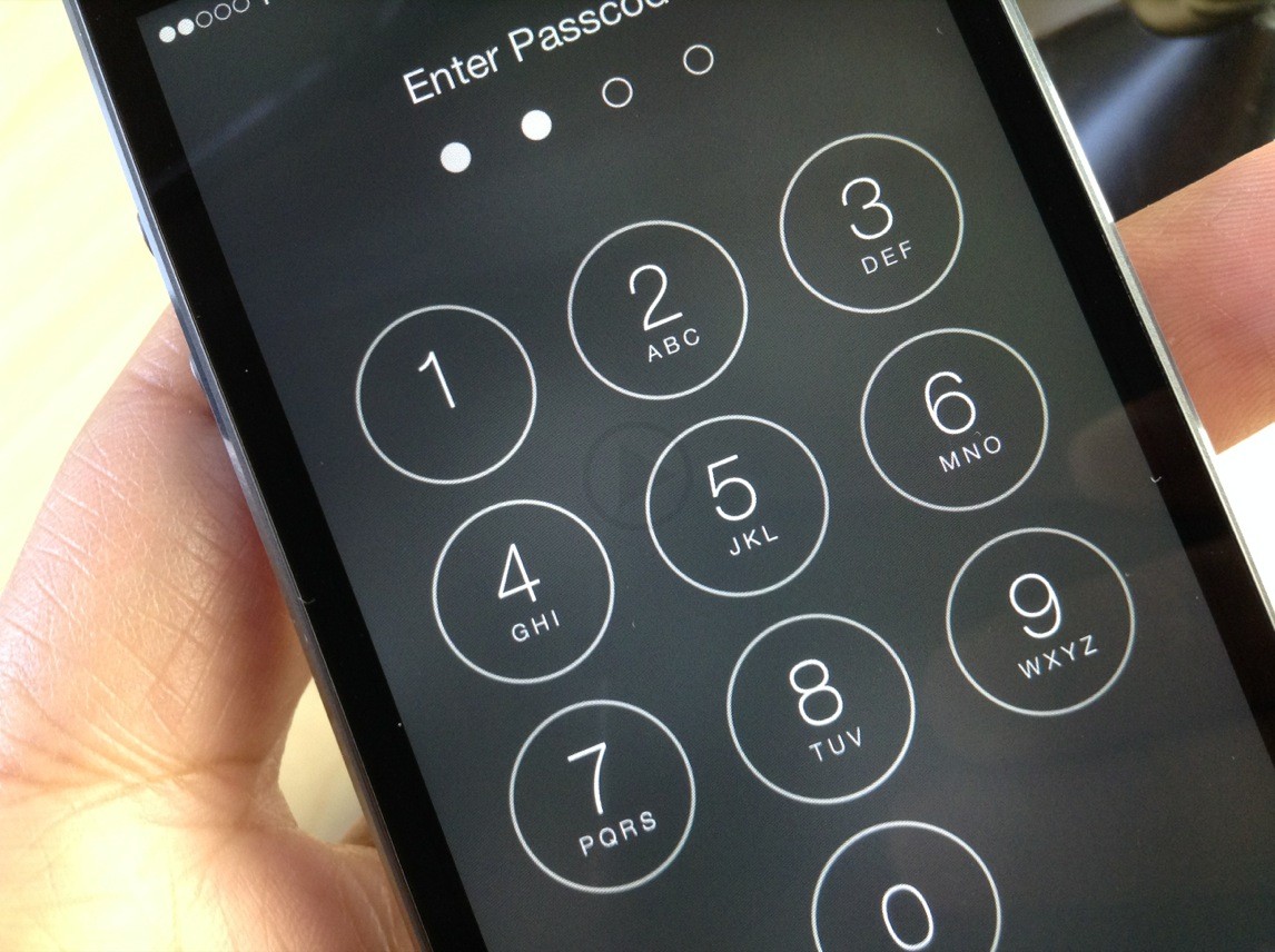 Unrealistic Demands! Former CIA Boss Explains How FBI Can Modify iPhone’s iOS