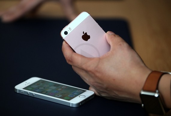 iPhone 7 Could Go Through A Complete Makeover By Apple Which Includes A Curved Glass Screen Handset