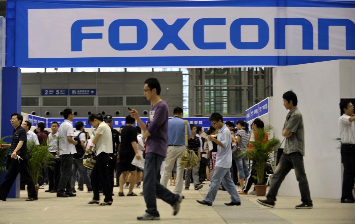 Govt. Bailout Seeked by Japan Display while Profits of Foxconn Down 31% Show that iPhone  Suppliers are Facing a Few Problems